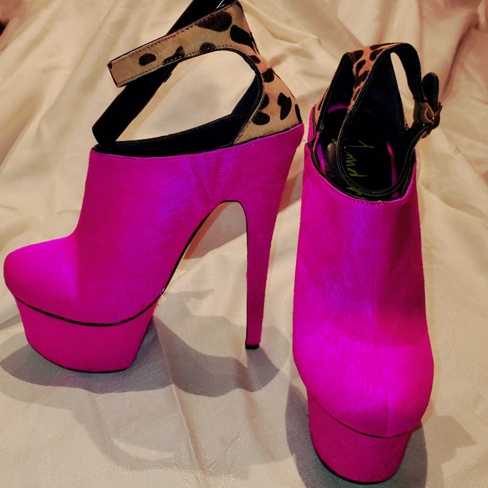 SHOES BY London Trash